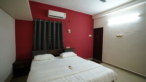 Phòng đôi Deluxe | Bàn, khu vực làm việc phù hợp cho laptop 