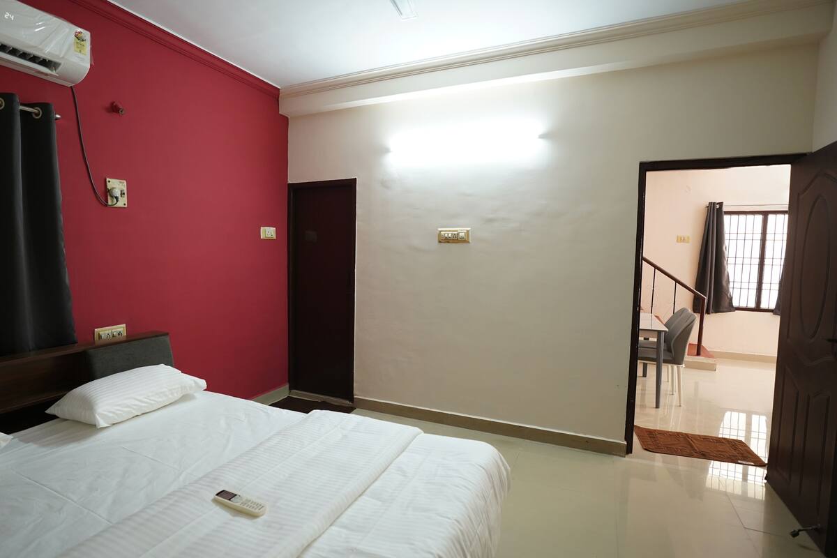 Phòng đôi Deluxe | Bàn, khu vực làm việc phù hợp cho laptop