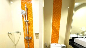 A bathroom with a shower, toilet, and sink. - Modern 1-bedroom Condo With Pool View - Nordic Trend 4, Pratumnak Hill (Pattaya)