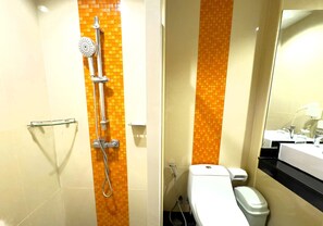 Ein Badezimmer mit Dusche, Toilette und Waschbecken.