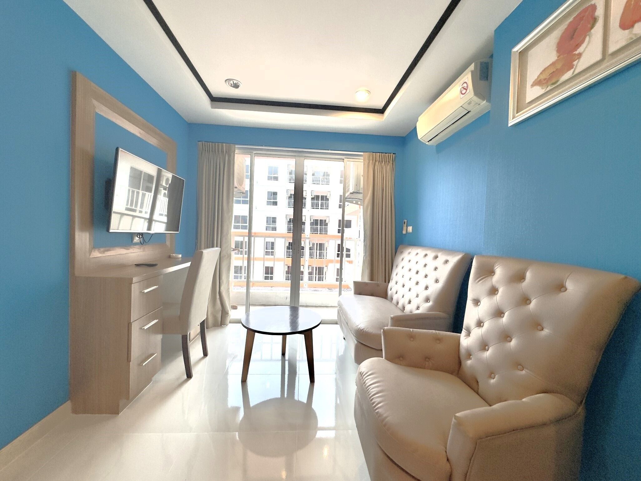 Apartment, 1 Bedroom, Smoking, Balcony | Living room