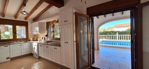 Fridge, microwave, oven, stovetop - Villa Hermosa Joya - Moraira, Costa Blanca (Moraira)
