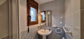 A bathroom with a white sink, a mirror, and a window. - Villa Hermosa Joya - Moraira, Costa Blanca (Moraira)