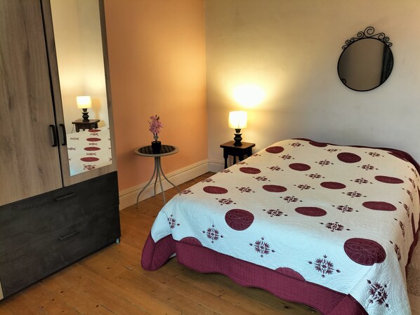 Tabla de planchar con plancha, internet y ropa de cama 