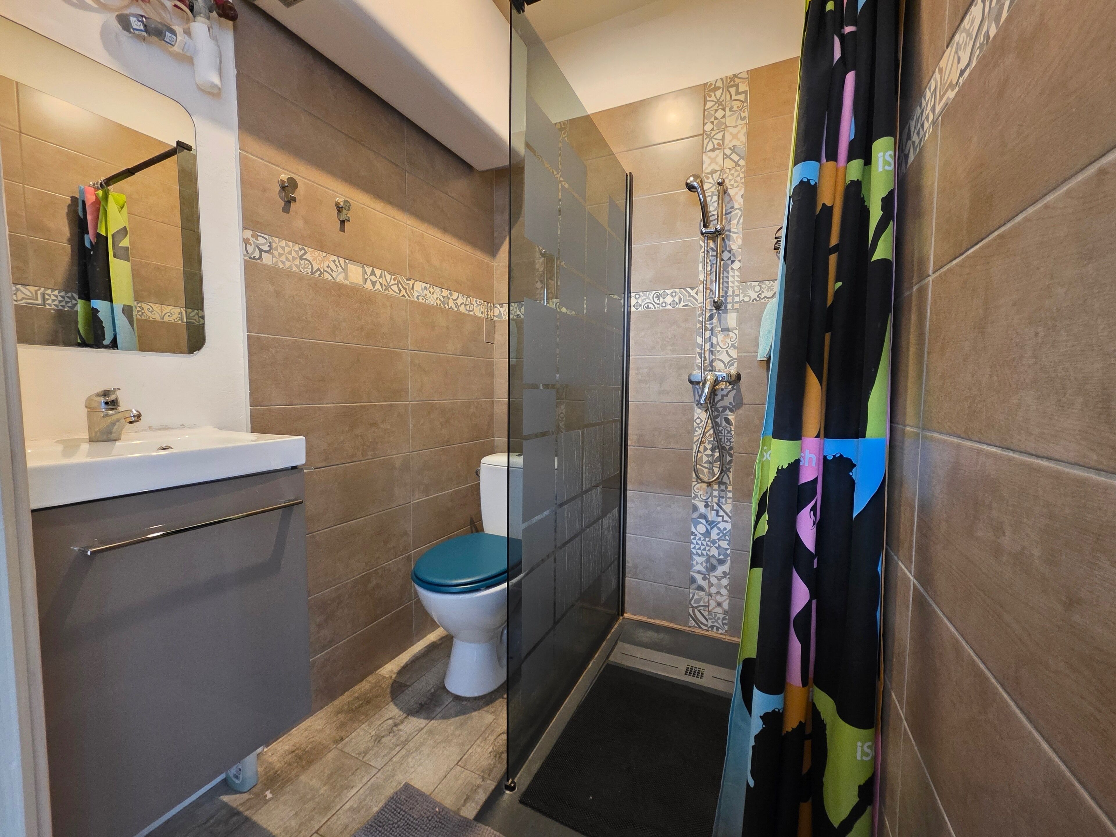 Douche, séchoir à cheveux, serviettes fournies, savon