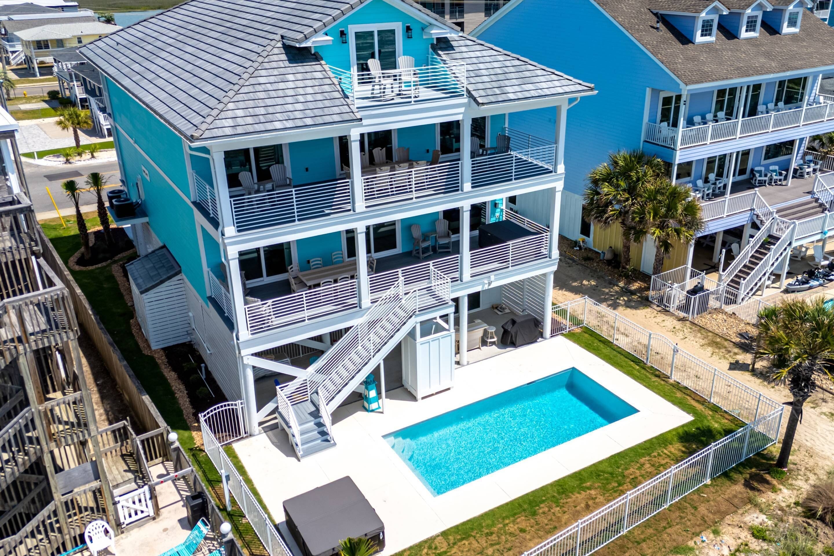Un hôtel à plusieurs étages doté d’une piscine, de balcons et offrant une vue sur les environs.