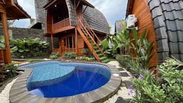 Utendørsbasseng og solsenger