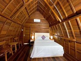 Quarto casal básico, sacada, vista para o pátio | Vista do quarto