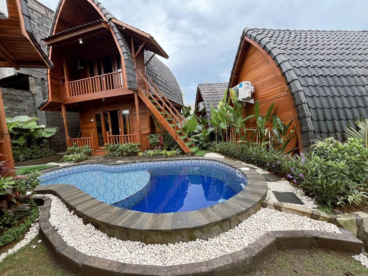 Piscine extérieure, chaises longues