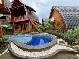 Piscina externa, espreguiçadeiras