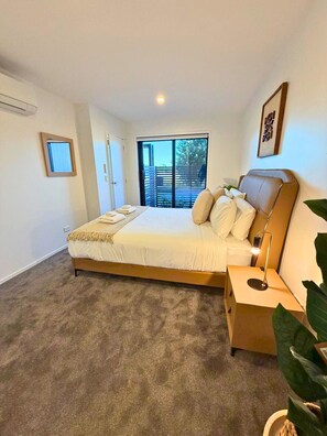 Desk, iron/ironing board, WiFi, bed sheets - Central City Townhouse with Balcony (Christchurch)