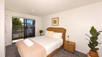 2 bedrooms, desk, iron/ironing board, WiFi