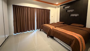 Une chambre moderne avec un grand lit, des rideaux et une étagère fixée au mur.