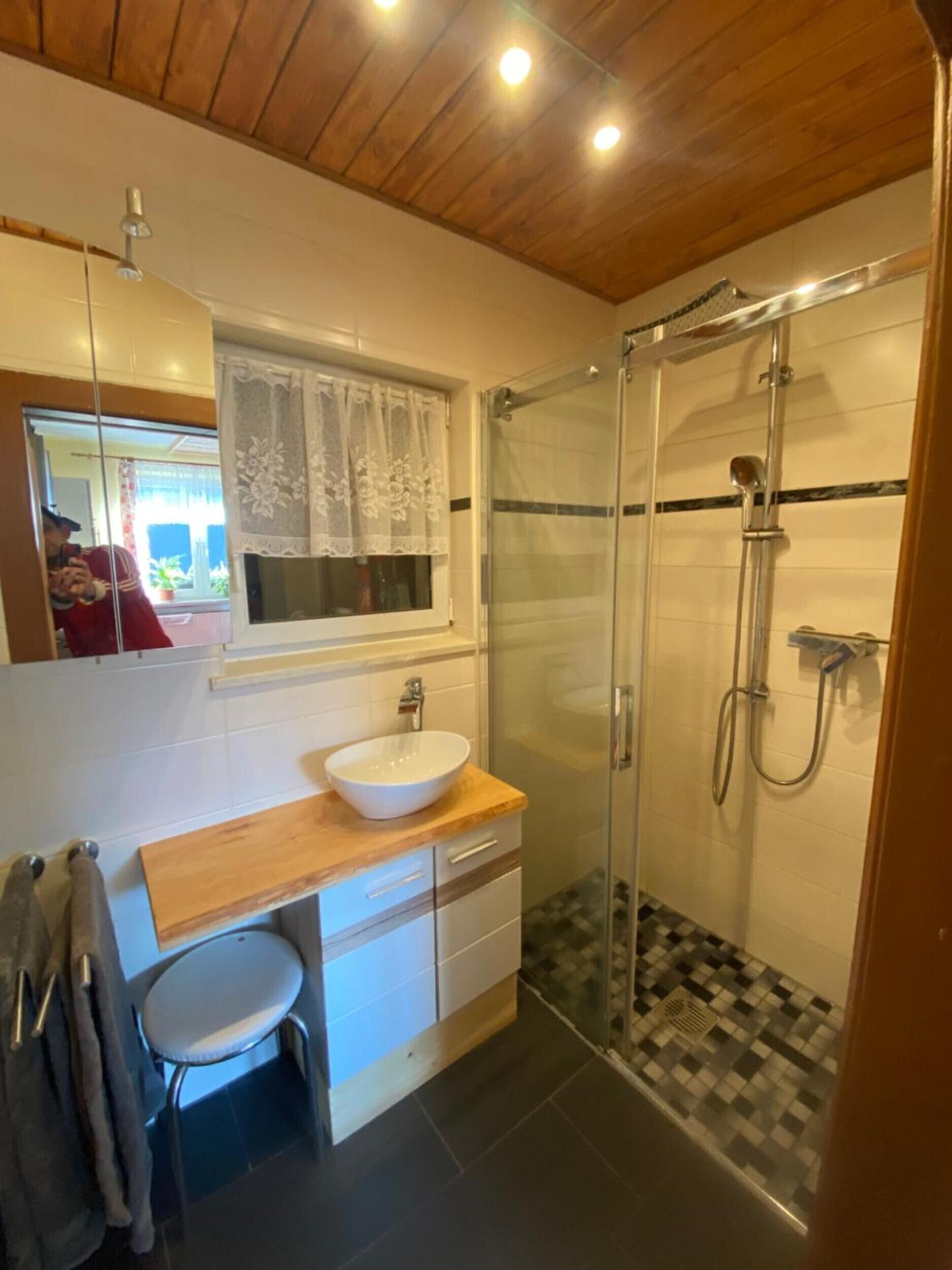 Een douche, een haardroger, handdoeken