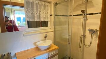 Een douche, een haardroger, handdoeken