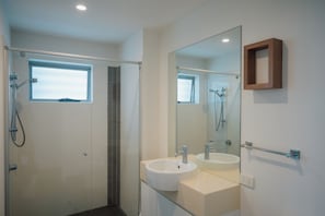 Dusche, Haartrockner, Seife, Toilettenpapier