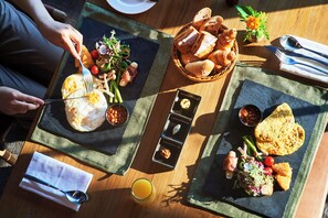 Bao gồm bữa sáng buffet hàng ngày