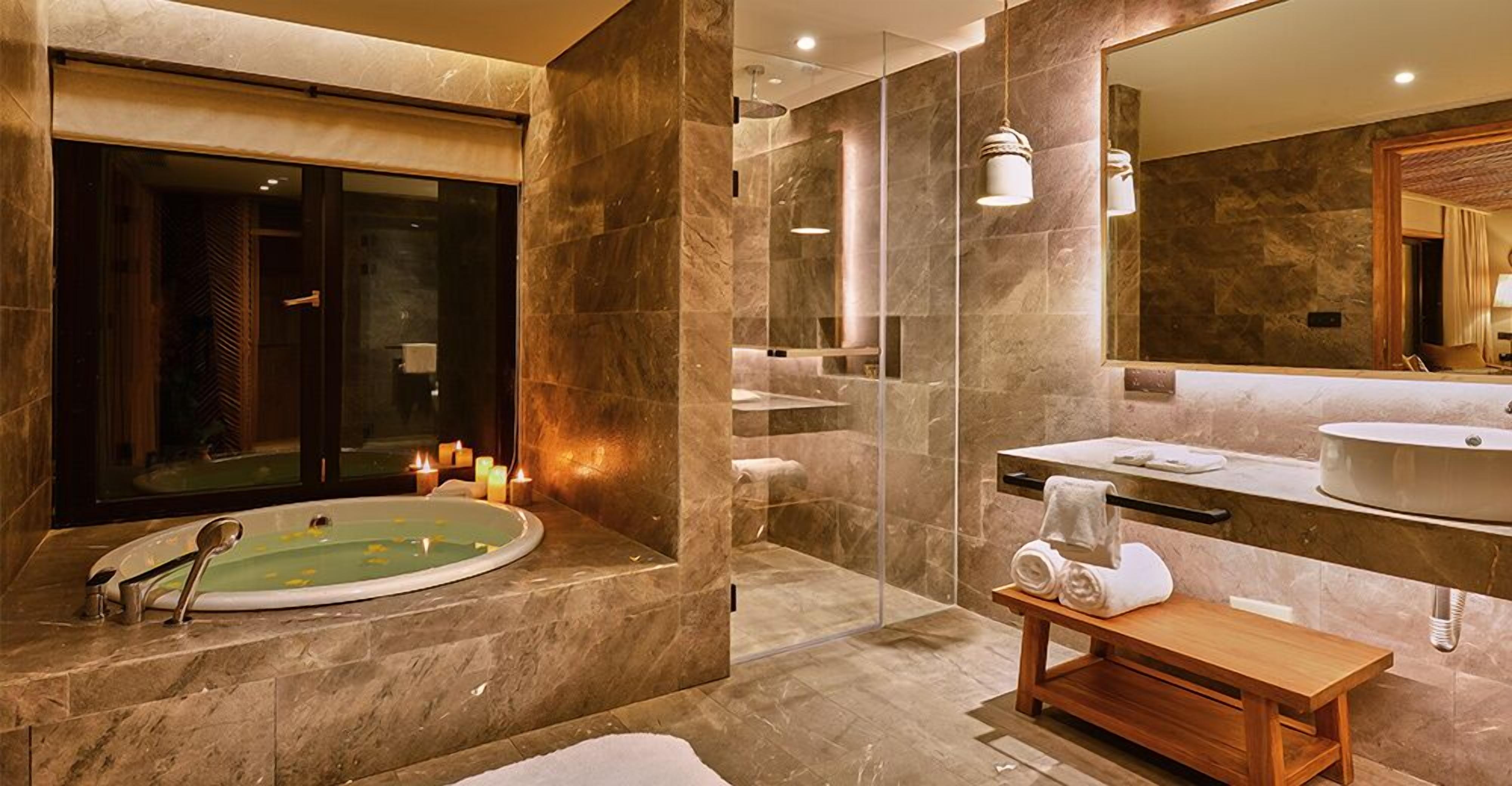Premium Courtyard Room | Bathroom | Hair dryer, towels, shampoo, toilet paper