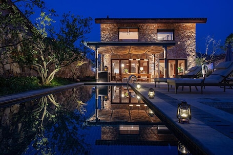 Private Pool & Jacuzzi Bungalow- 3 Bedroom. naked Hill