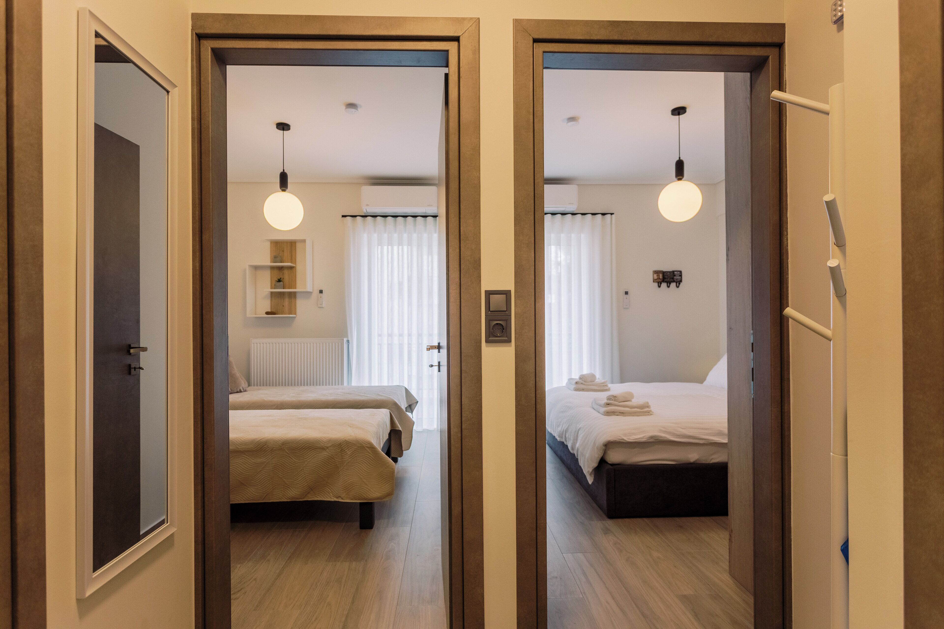 2 chambres, bureau, fer et planche à repasser, lit parapluie