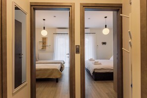 2 habitaciones, escritorio y tabla de planchar con plancha 
