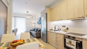 Fridge, oven, stovetop, dishwasher