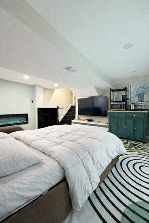 1 bedroom, desk, iron/ironing board, WiFi