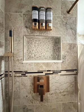 Shower, hair dryer, towels, soap - The Executive Luxe Retreat of Hewlett near JFK, Long Island Jewish Valley Stream (Hewlett)