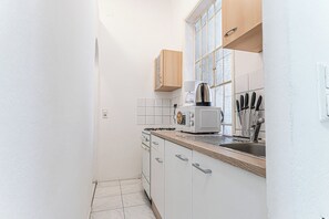 Apartamento básico | Cozinha privada | Geladeira, micro-ondas, fogão, cooktop