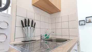 Apartamento básico | Cozinha privada | Geladeira, micro-ondas, fogão, cooktop