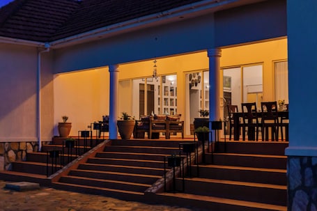 Classic-Villa, Terrasse, Gartenblick | Speisen im Freien. Martha's Barn