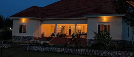 Biệt thự phong cách cổ điển, sân hiên, quang cảnh vườn | Ngoại thất