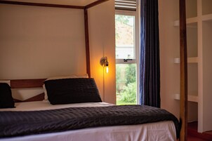 Espacio para trabajar con laptop y tabla de planchar con plancha 