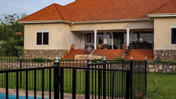 Villa Classique, patio, vue jardin | Piscine