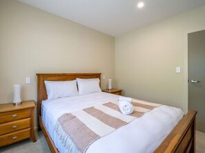 4 soveværelser, skrivebord, strygejern/strygebræt, weekendseng