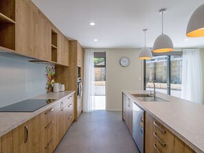 Fridge, microwave, oven, stovetop - Architectural Retreat in Prestigious Whanganui (Whanganui, Omatatea)