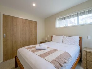 4 habitaciones, escritorio y tabla de planchar con plancha 