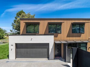 Exterior - Architectural Retreat in Prestigious Whanganui (Whanganui, Omatatea)