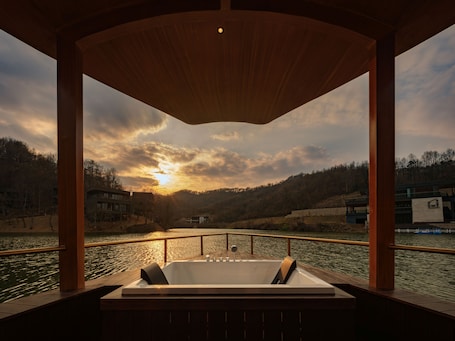 Boat House | Free WiFi, bed sheets. naked Home GRAND Ginkgo Valley