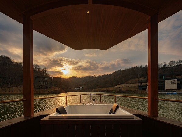 Romanttinen mökki, patio, järvinäköala | Ulkoalueet