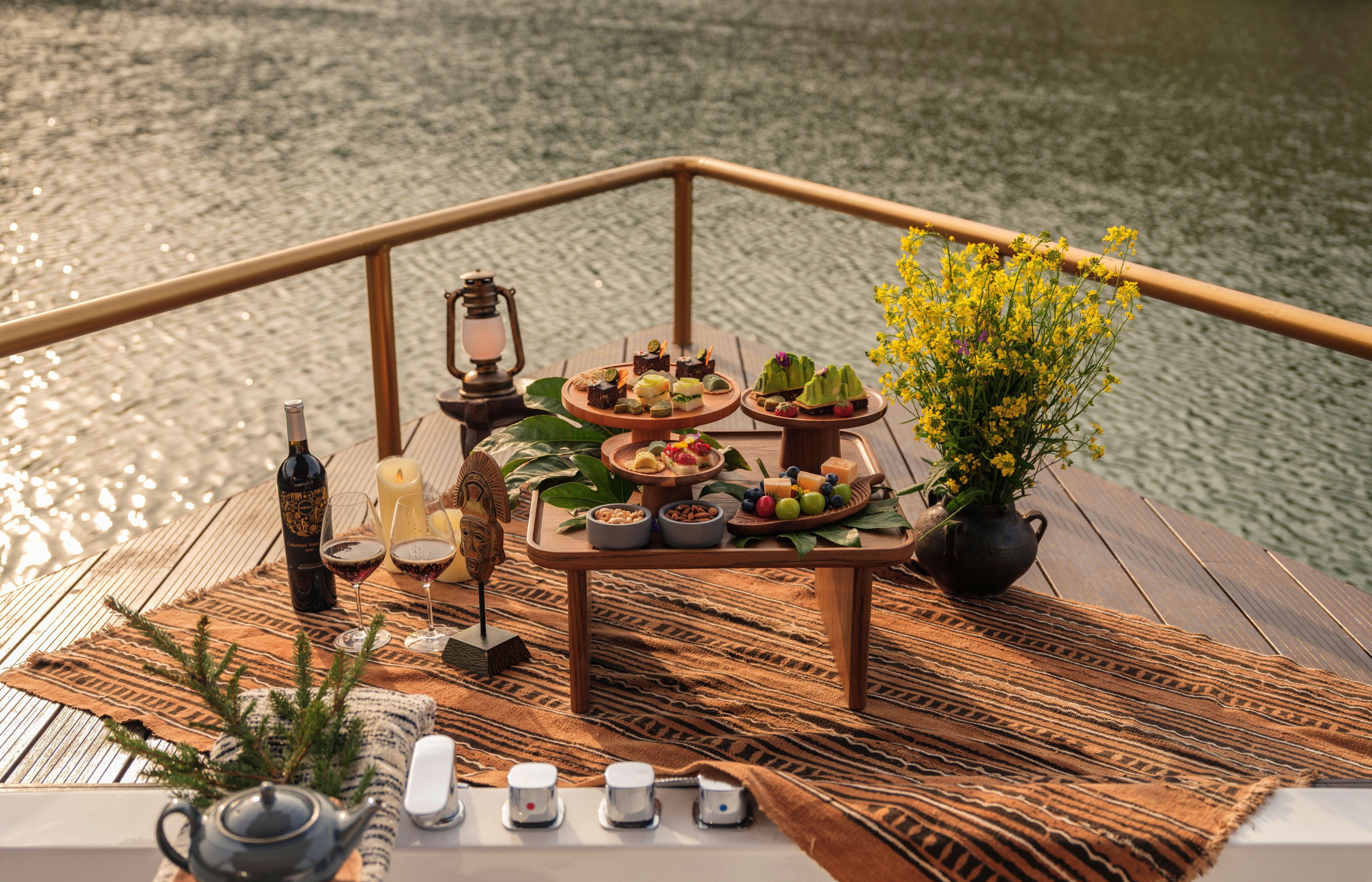 Exclusive Studio Suite, Patio, Lake View | Outdoor dining