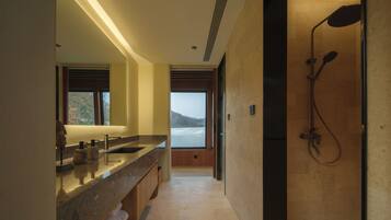 Boat House | Bathroom | Hair dryer, towels, shampoo, toilet paper