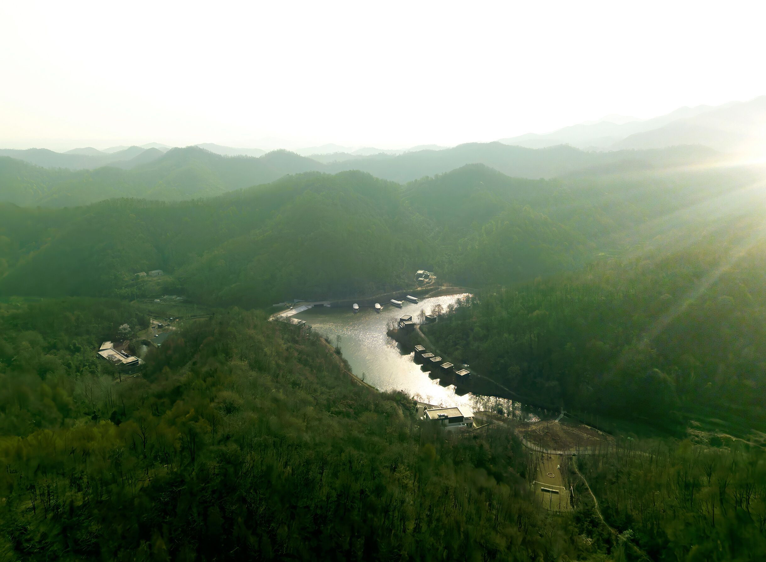 Vista aérea de un río serpenteando por un valle con densa vegetación a ambos lados.