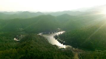 Vista aérea de un río serpenteando por un valle con densa vegetación a ambos lados.
