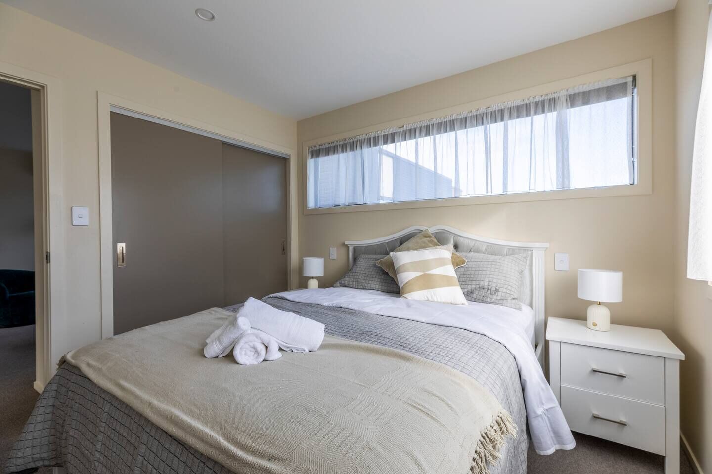 3 soverom, skrivebord, strykejern/-brett og reiseseng for barn