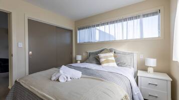 3 soverom, skrivebord, strykejern/-brett og reiseseng for barn