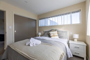 3 bedrooms, desk, iron/ironing board, travel cot - Stylish 3 bedroom home in Palmerston North (West End, Palmerston North)