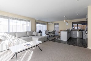 Smart TV - Stylish 3 bedroom home in Palmerston North (West End, Palmerston North)