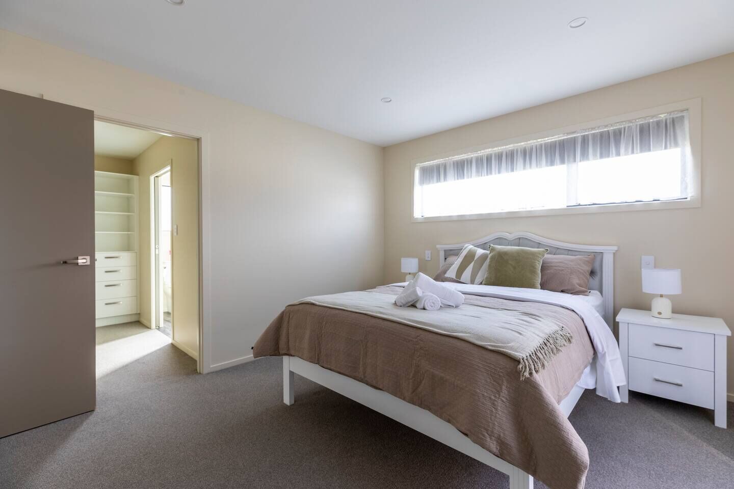 3 bedrooms, desk, iron/ironing board, travel cot