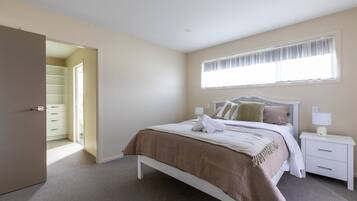 3 bedrooms, desk, iron/ironing board, travel cot